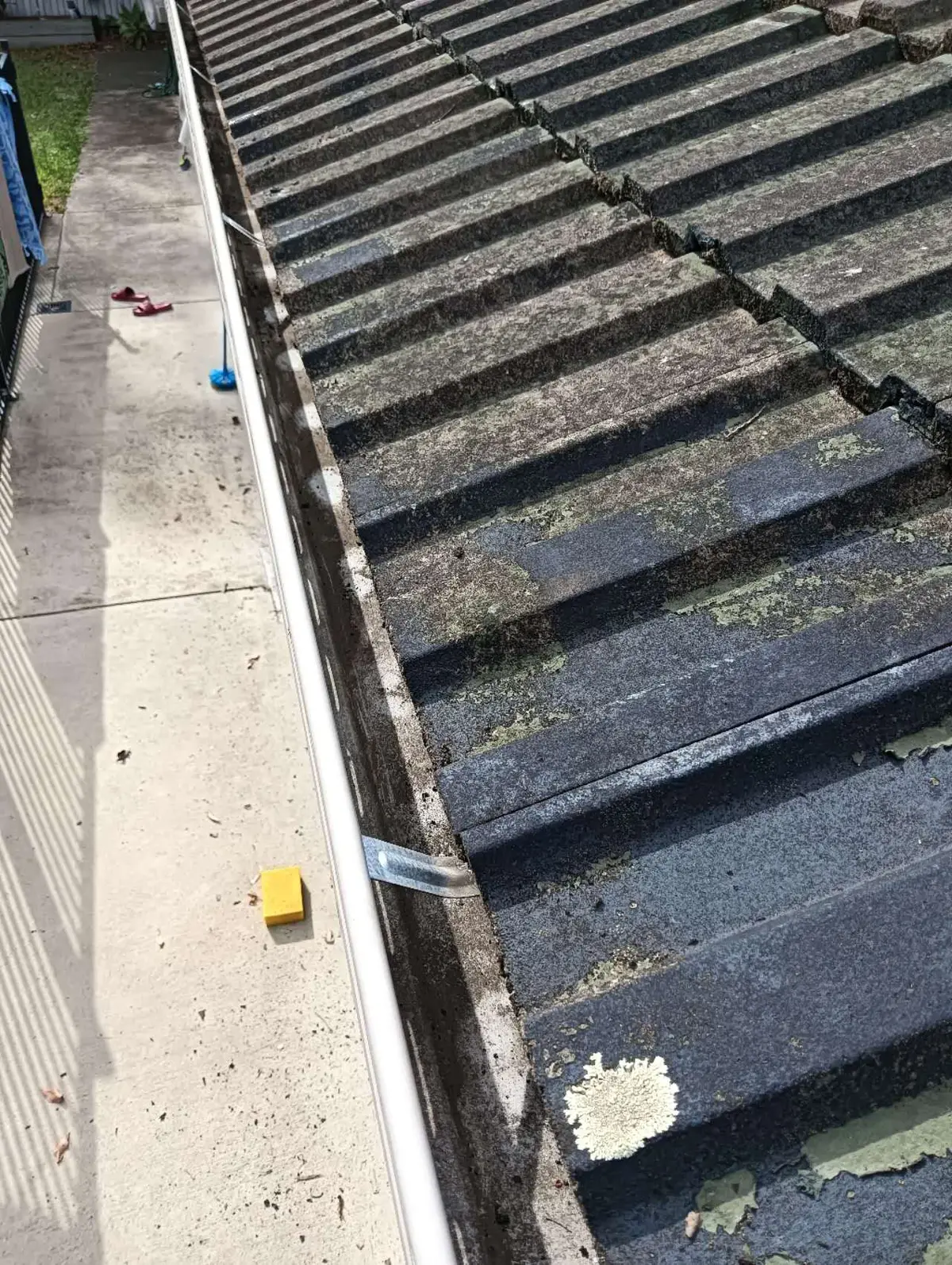 Open gutter channel and roof-edge condition inspection